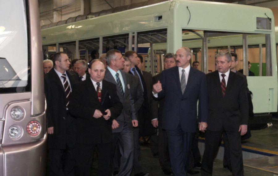 В кризис Александр Лукашенко ставил этот завод в пример. Как белорусский электротранспорт завоевывал рынки