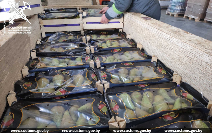 Без документов пытались вывезти в Россию 270 тонн груш
