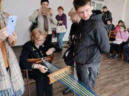 Лепельчанка провела в Витебске мастер-класс по плетению поясов