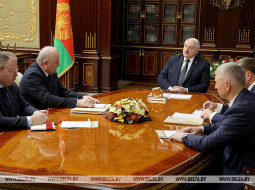 О санкциях, токсичных долларе и евро, кредитовании и инфляции. Лукашенко начал рабочую неделю с ситуации в банковской сфере