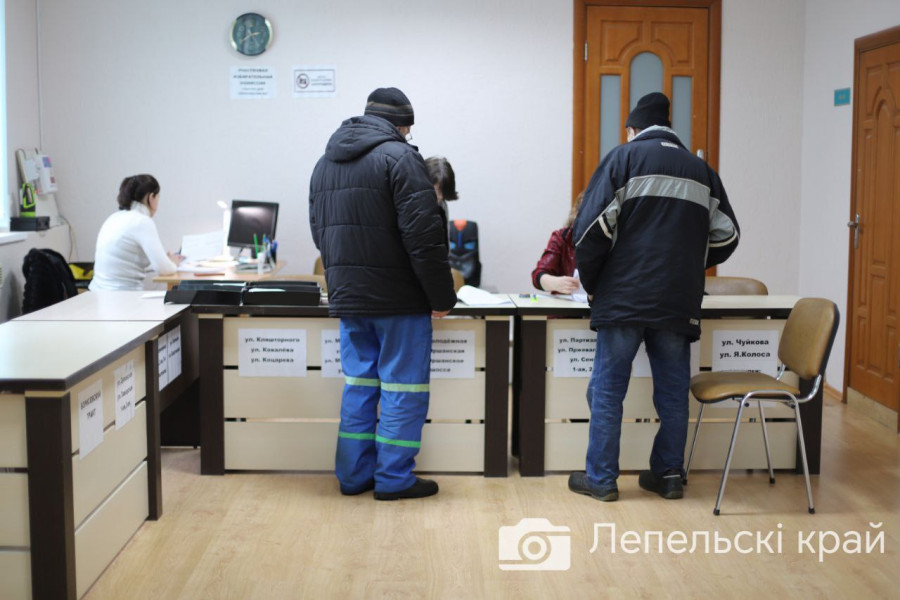 В третий день досрочного голосования избиратели Лепельского района продолжают активно участвовать в  политическом процессе