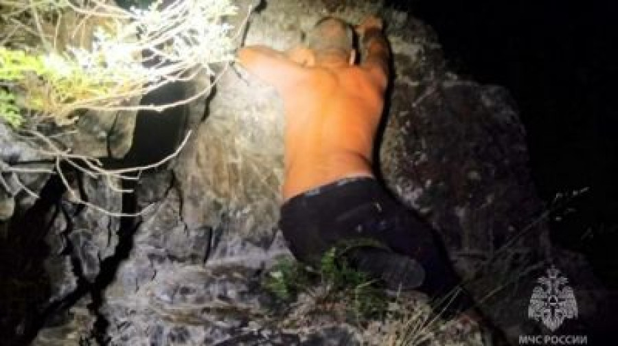 Сотрудники МЧС РФ на Алтае спасли гражданина Беларуси на отвесной скале 