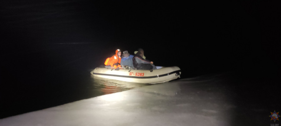 Льдина оторвалась от берега: спасатели пришли на помощь к четырём рыбакам  