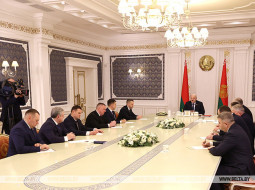 Пока не рубанет Президент… Лукашенко потребовал от чиновников исключить волокиту и бюрократизм