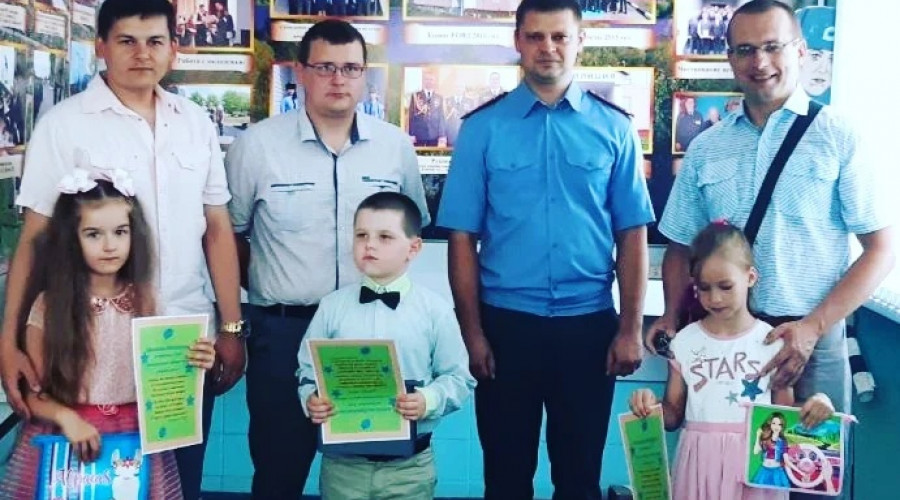 Начальник Лепельского РОВД вручил подарки 1-классникам - детям работников милиции