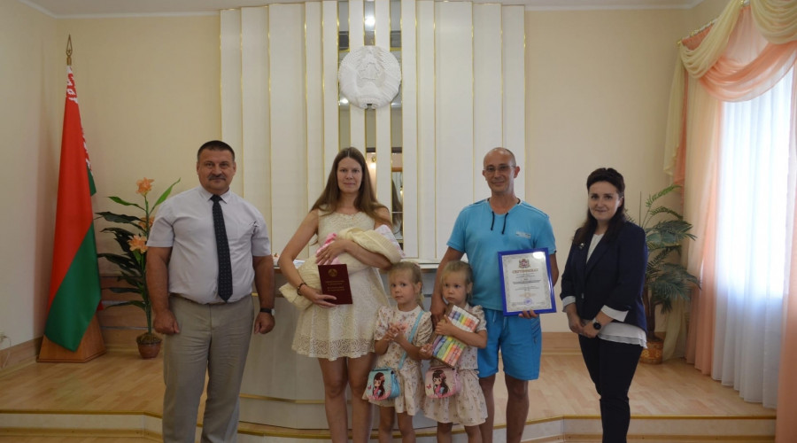 Маленькая Велислава стала обладательницей юбилейного сертификата