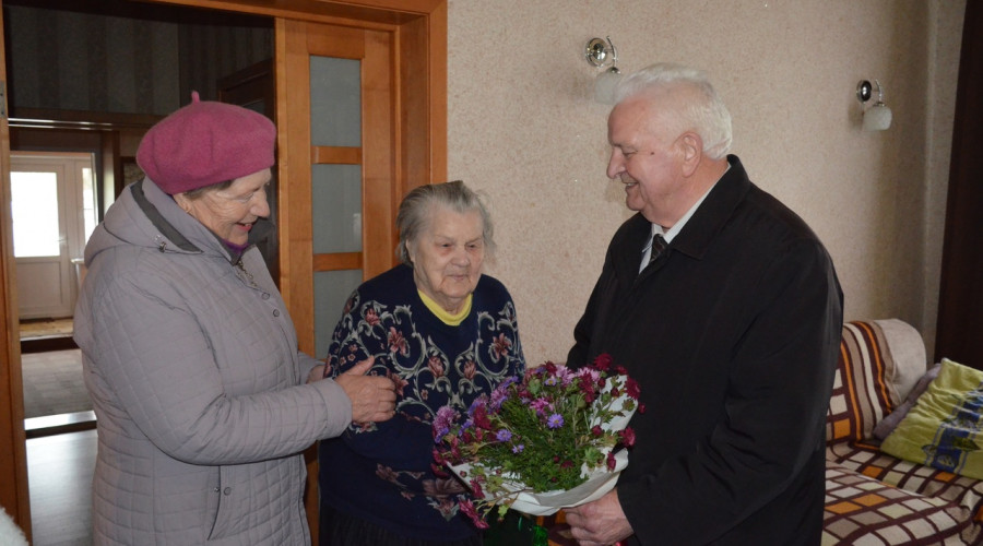 Представители районной власти и совета ветеранов поздравили с днём рождения участницу Великой Отечественной войны.