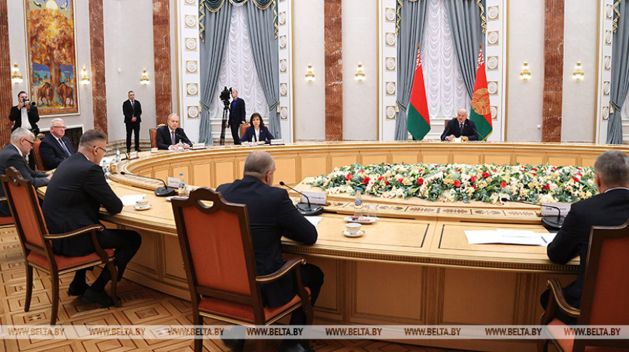 Лукашенко: задача партий - не разъединять, а объединять общество