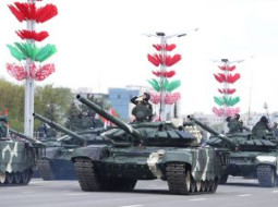 Лукашенко: танковые войска являются важным фактором сдерживания агрессора, гарантом мира и безопасности