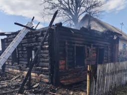 Пожар уничтожил пять хозяйственных построек