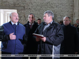 Александр Лукашенко в Толочинском районе незапланированно посетил частное строительное производство