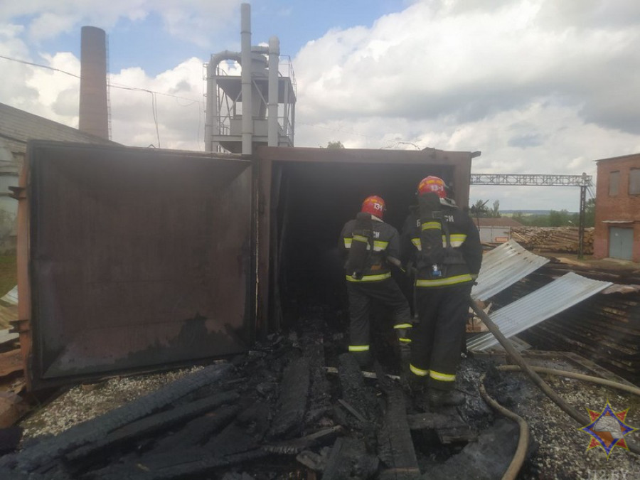 Спасатели ликвидировали возгорание на территории Лепельского ремонтно-механического завода