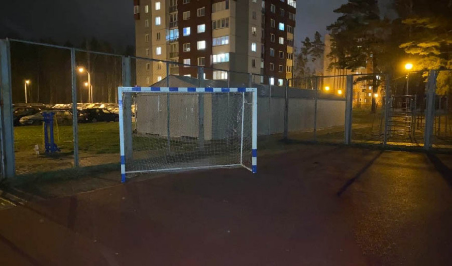 СК устанавливает обстоятельства гибели 12-летнего мальчика от падения футбольных ворот в Минске