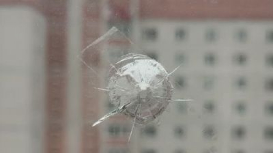 Подросток стрелял из пневматики по окнам дома