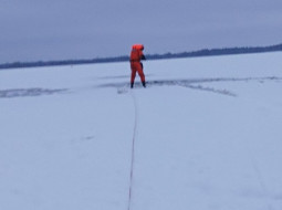 Под лед провалились два рыбака