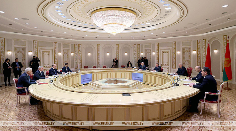 Лукашенко продолжил практику встреч с главами регионов России, на этот раз - с губернатором Ростовской области.