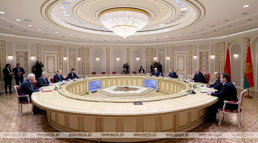 Лукашенко продолжил практику встреч с главами регионов России, на этот раз - с губернатором Ростовской области.