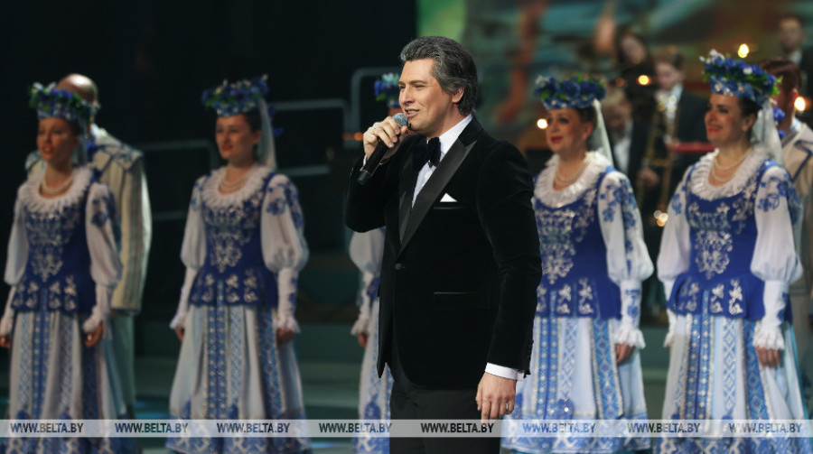 Президент поздравил народного артиста Беларуси Владимира Громова с 50-летием