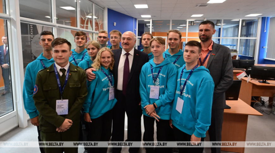 Технопарк на плечах гигантов, счастье Лукашенко, Совбез, родная мова и день дарения. Главные итоги недели Президента