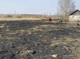Упала на горящую траву и загорелась: пенсионерка скончалась от ожогового шока
