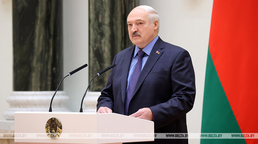 Президент Беларуси Александр Лукашенко после церемонии вручения погон высшему офицерскому составу рассказал подробности того, как 24 июня шли переговоры на фоне попытки вооруженного мятежа ЧВК Вагнер