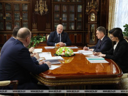 Лукашенко: надо прекратить строить дворцы как в здравоохранении, так и в образовании