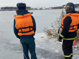 Спасли провалившегося под лед рыбака