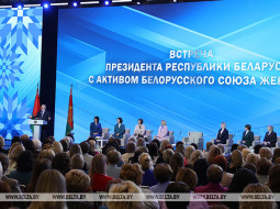Лукашенко в преддверии 8 Марта вручил госнаграды 15 женщинам из различных регионов страны
