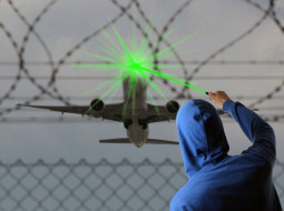 Опасность лазерных атак в отношении воздушных судов