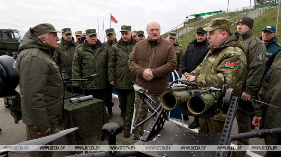 Лукашенко говорит, что Беларусь жестко ответит в случае нападения. Посмотрели, какое оружие разрабатывают в стране