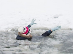 Девушка решила срезать путь по озеру и провалилась под лёд