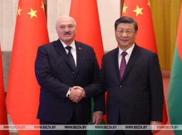 Президент Республики Беларусь Александр Лукашенко поздравил Председателя Китайской Народной Республики Си Цзиньпина с 70-летием.