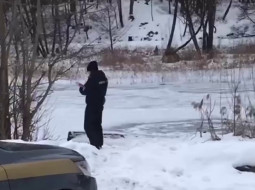 Двое мужчин провалились под лед