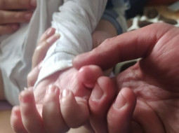 Палец восьмимесячного ребенка помогли освободить спасатели в Лепельском районе