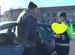 Сотрудники Лепельского ГАИ поздравили водителей с Днем всех влюбленных