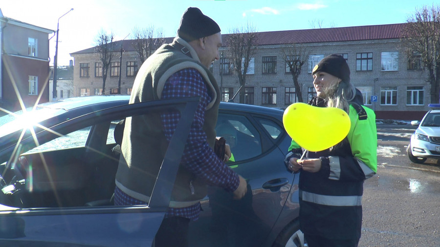 Сотрудники Лепельского ГАИ поздравили водителей с Днем всех влюбленных
