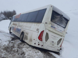 Автобус с пассажирами съехал в кювет после столкновения со снегоуборочной машиной