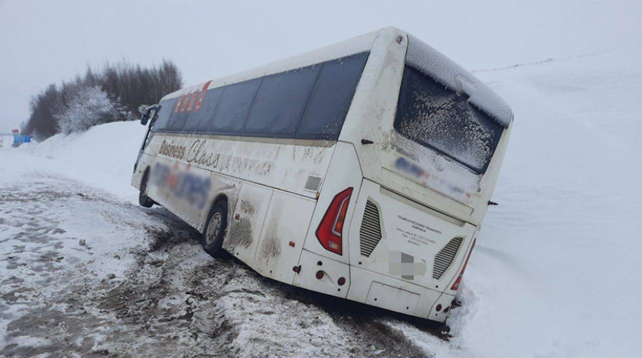 Автобус с пассажирами съехал в кювет после столкновения со снегоуборочной машиной