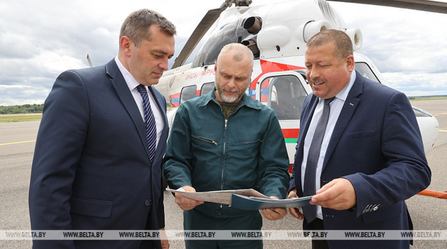 ФОТОФАКТ: Александр Субботин с вертолета проинспектировал работы на полях Витебской области