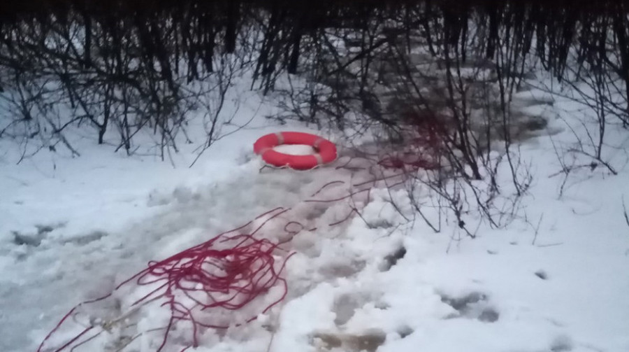 Рыбак провалился под лед