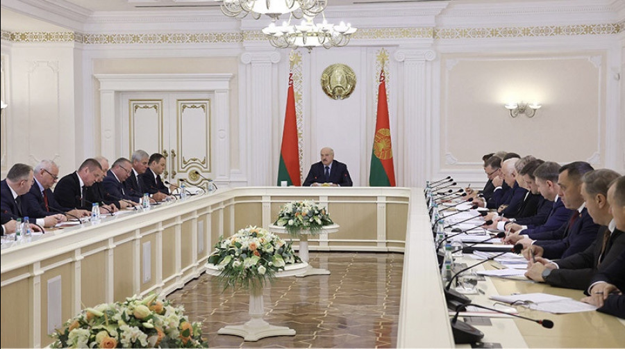 Лукашенко распорядился с 6 октября ввести запрет на повышение цен в Беларуси