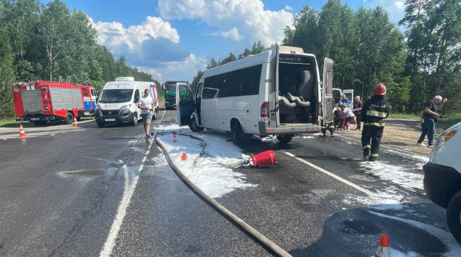 В Бобруйском районе столкнулись маршрутка и трактор: 9 человек доставлены в больницу