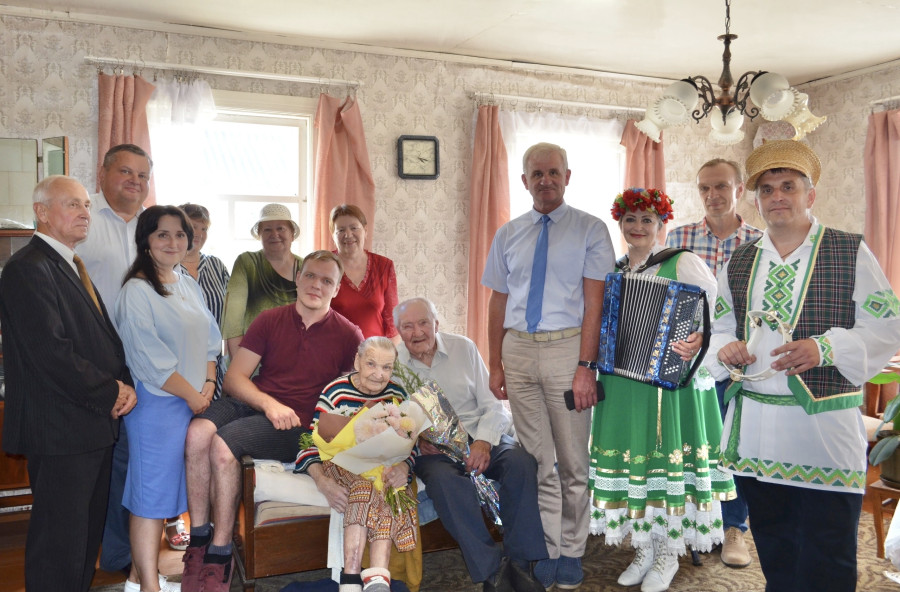 65-летие совместной жизни отмечает лепельская семья Парахонько